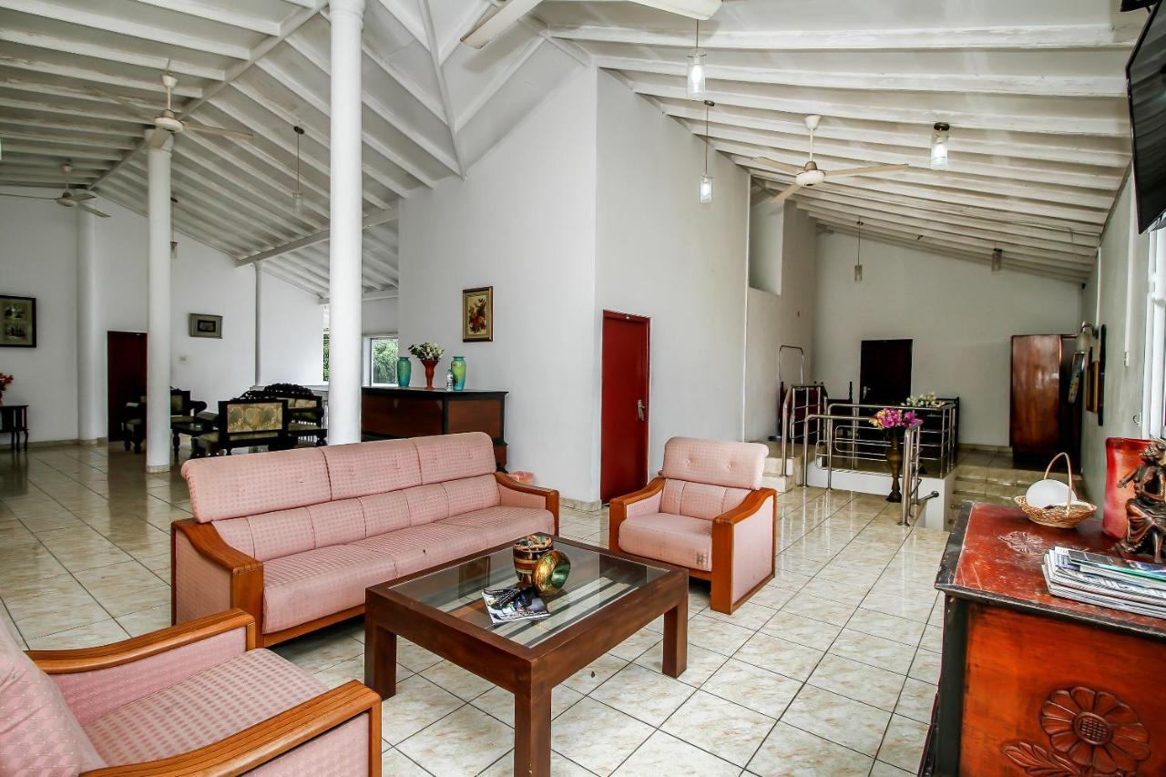 Hotel Empryean Katunayaka Екстериор снимка